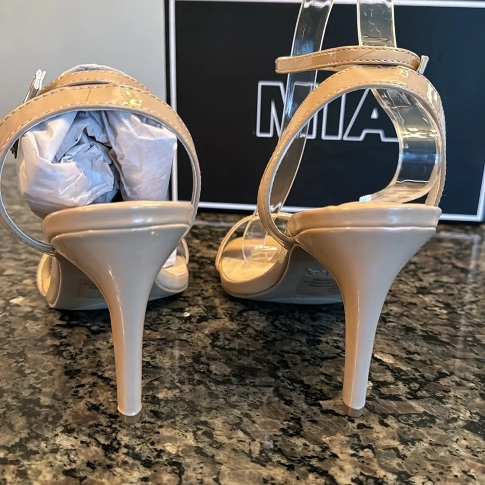 MIA Maisie nude patent leather strappy open toe heel NIB 10